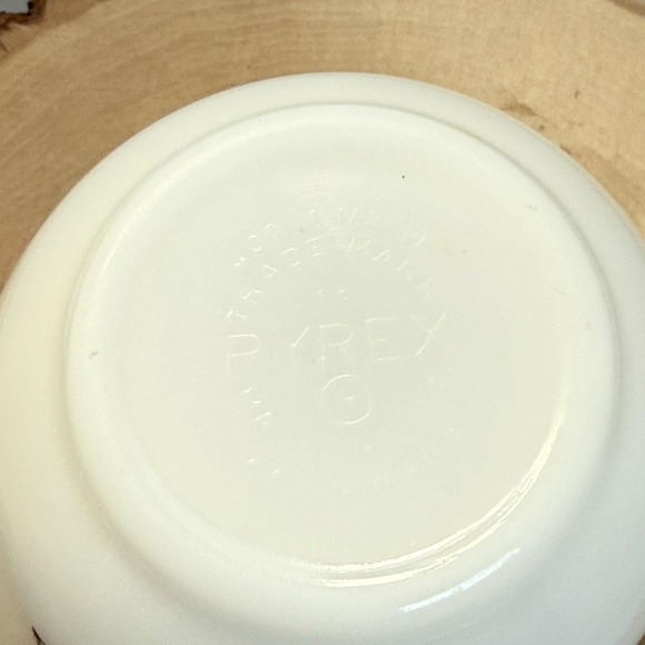 Pyrex Early American Nesting Mixing Bowls Set Of 2 No 401 & 402  1.5PT & 1.5QT - Picture 5 of 6